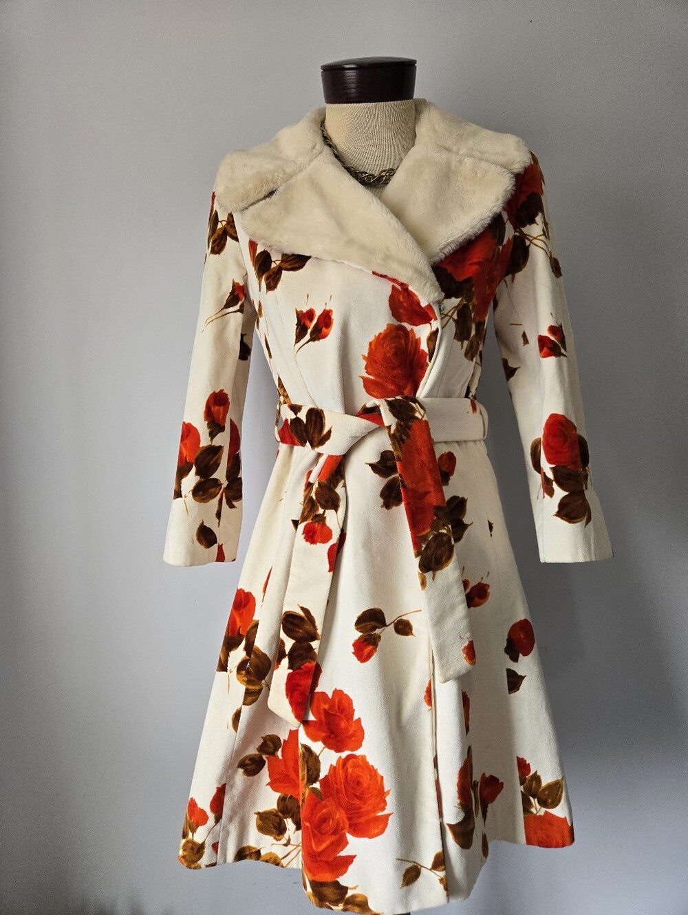 Playlord Vintage Style Velvet Floral Wrap Coat with Faux Fur Collar. Size 2